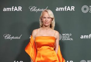 Pamela Anderson berbicara tentang sembuh dari hepatitis C